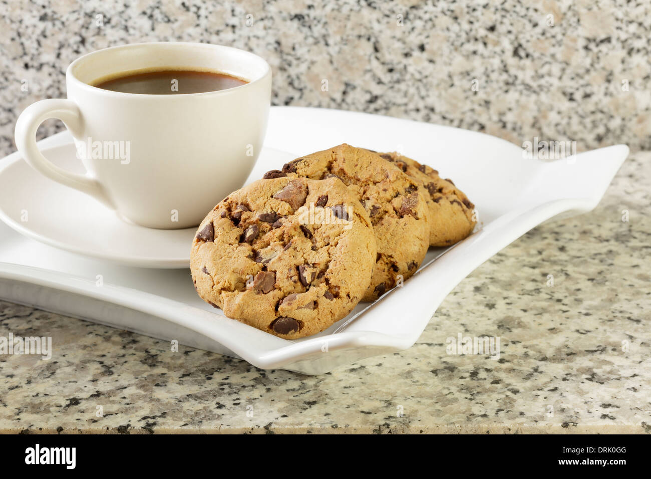 Chocolate Chip Cookies und Kaffee Stockfoto