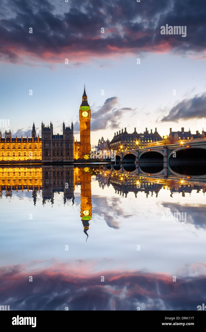 Die Houses of Parliament, Big Ben und Westminster Bridge unter einem feurigen Sonnenuntergang Himmel Stockfoto