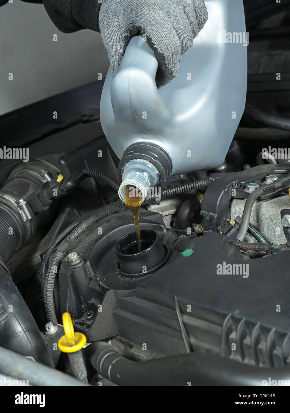 Kfz-Mechaniker Motoröl auffüllen Stockfoto