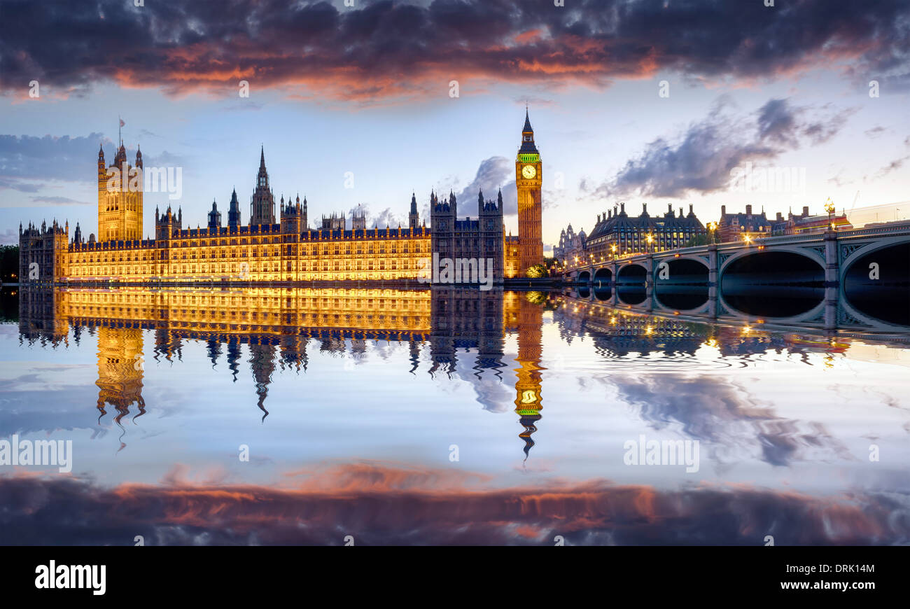 Die Houses of Parliament und Westminster Bridge unter einem feurigen Sonnenuntergang Himmel Stockfoto