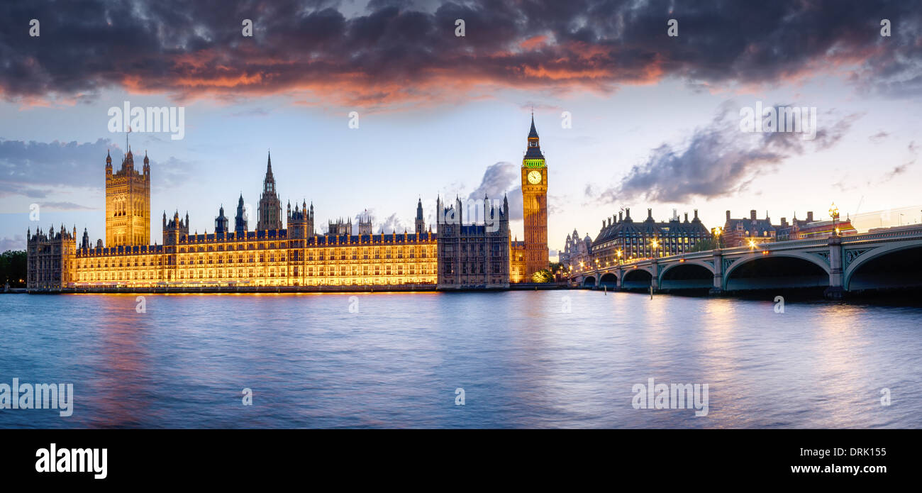 Die Houses of Parliament und Westminster Bridge unter einem Sonnenuntergang Himmel Stockfoto