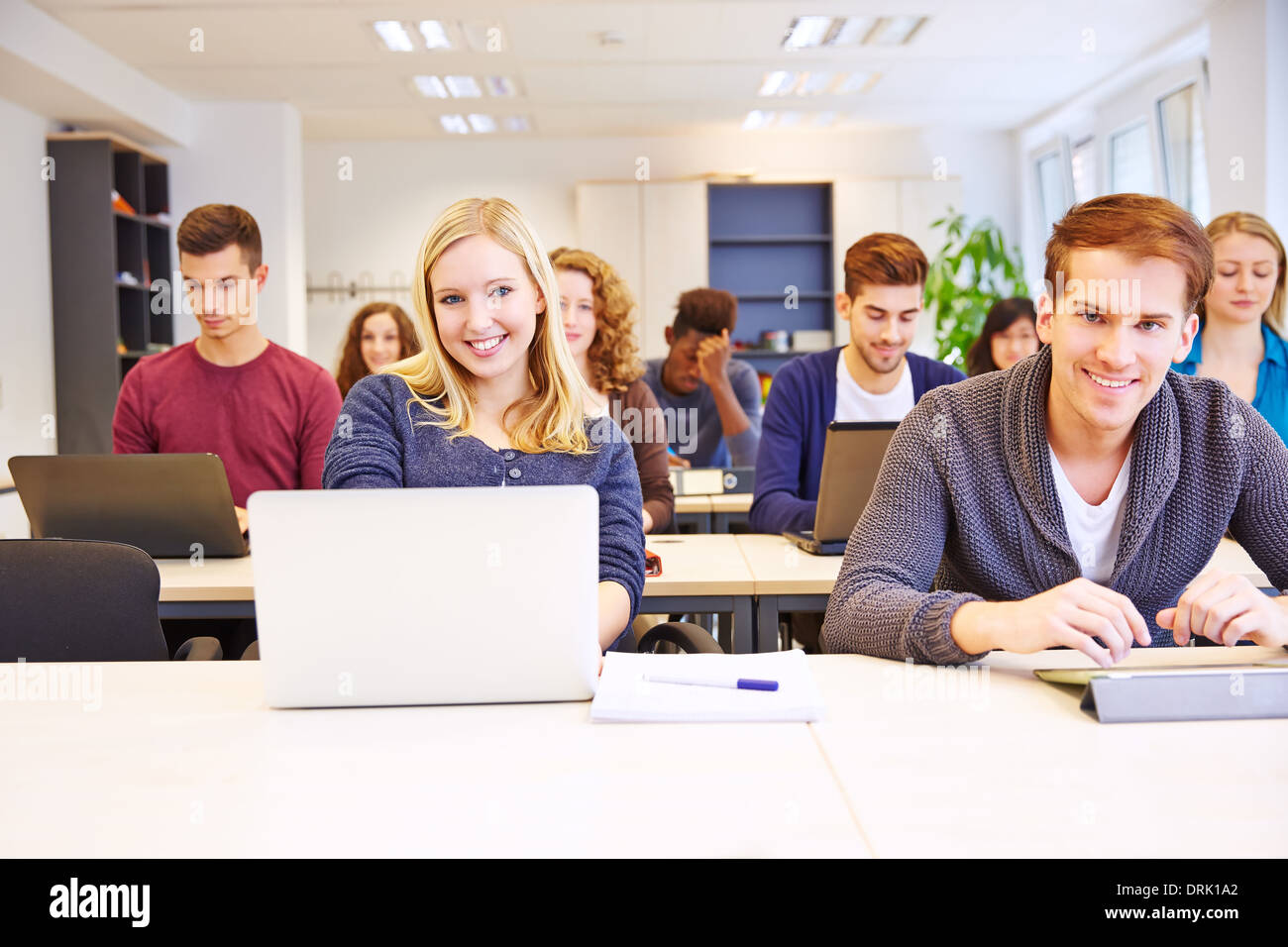Schüler lernen mit dem Computer in eine Universität Klasse Stockfoto