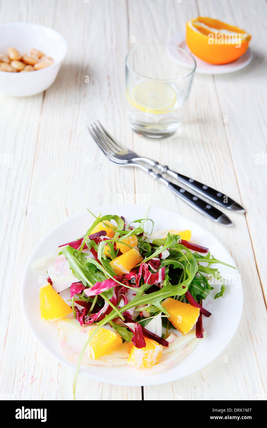 frischer Salat mit Orangenscheiben, Essen Nahaufnahme Stockfoto