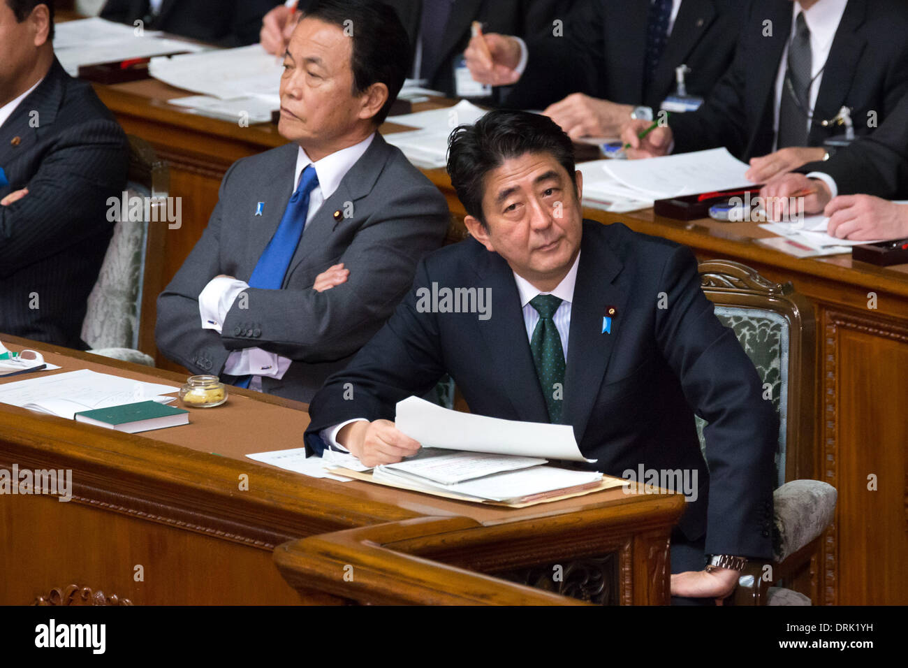 Tokio, Japan. 28. Januar 2014. Japans Ministerpräsident Shinzo Abe hört Banri Kaieda der Opposition demokratische Partei Japans während einer Frage-und-Antwort-Sitzung in der Diät Unterhaus in Tokio auf Dienstag, 28. Januar 2014. Auf der linken Seite ist Finanzminister Taro Aso. Bildnachweis: AFLO/Alamy Live-Nachrichten Stockfoto