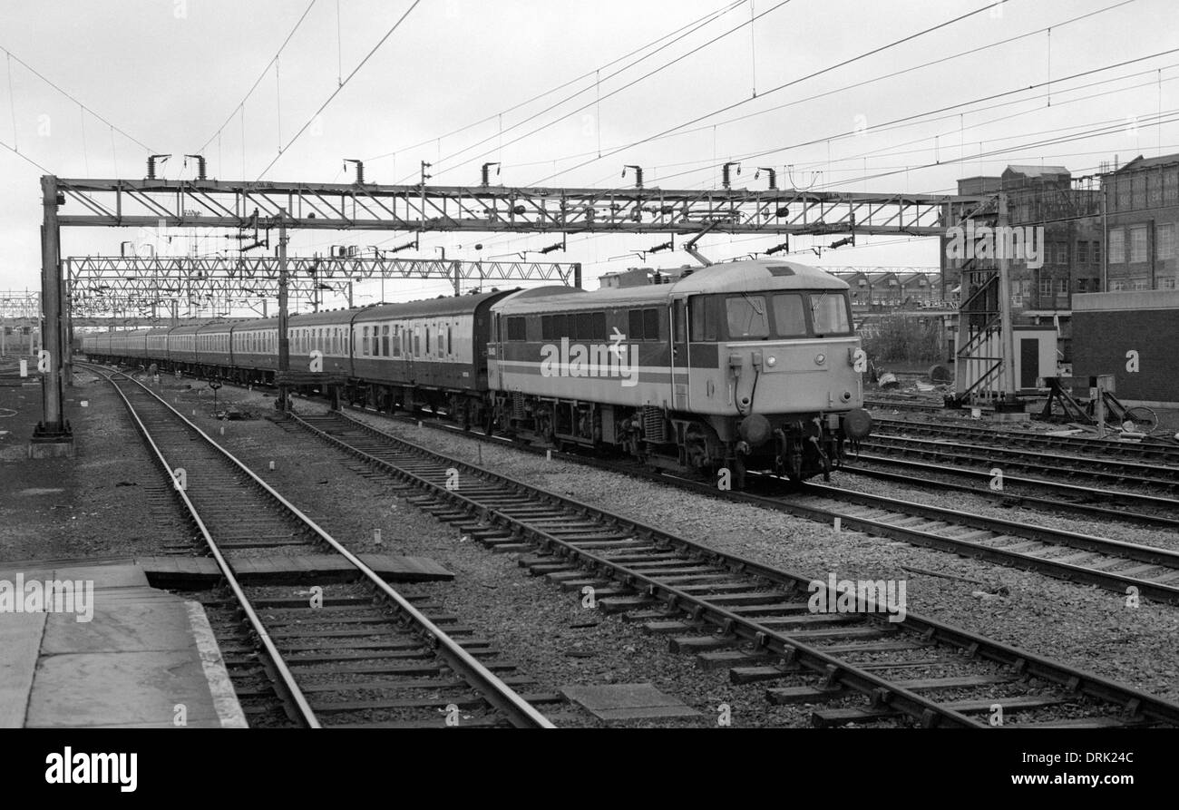 Klasse 86 elektrische Lokomotive Nr. 86435 ziehende FA-Cup-Finale Sonderzug in Richtung Süden in Rugby, Warwickshire, UK. 1986 Stockfoto