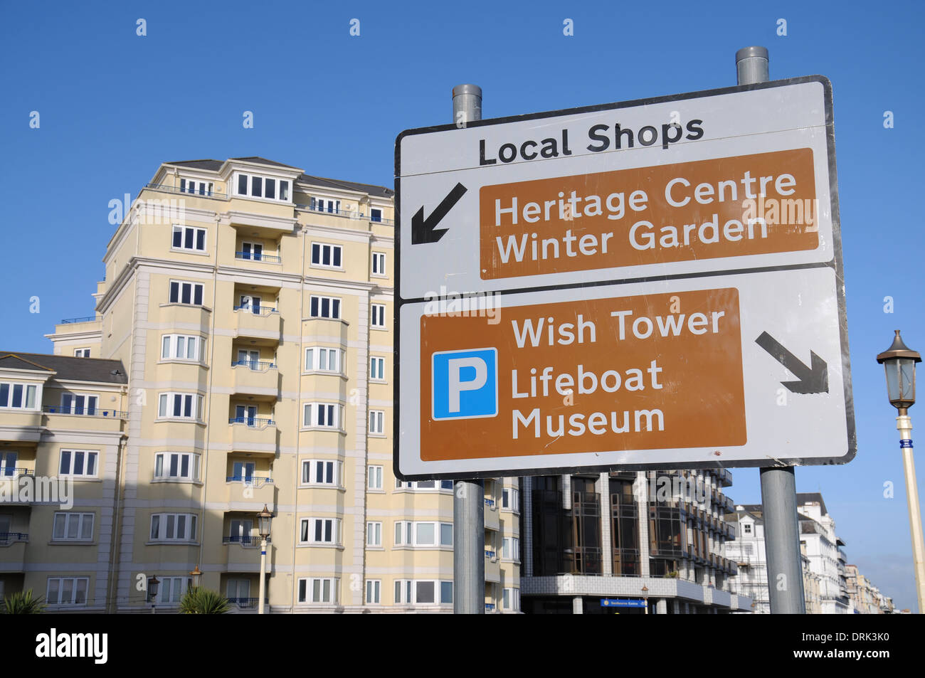 Straßenschild mit lokalen Attraktionen in der Küstenstadt von Eastbourne, Sussex Stockfoto