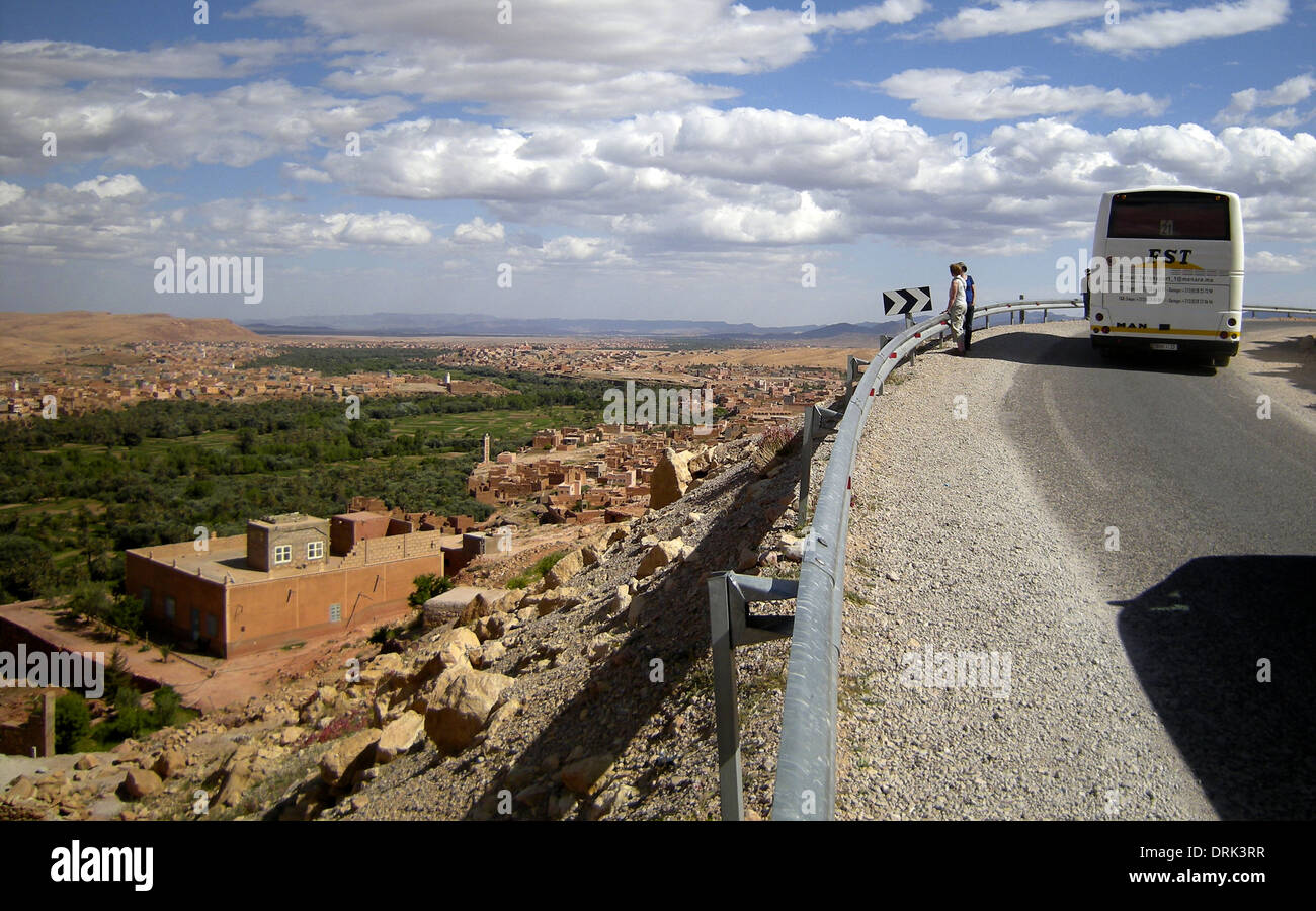 Bus fährt Bergstraße im Dades Tal, Marokko, Nordafrika Stockfoto