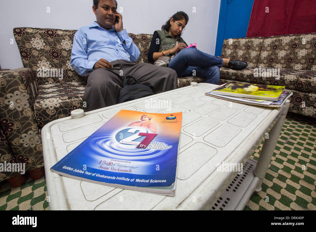 Patienten warten auf einen Termin im Wartezimmer des Ramakrishna Mission Seva Pratishthan, ein Charity-Krankenhaus Stockfoto