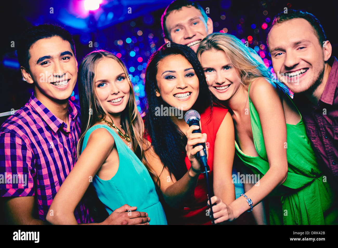 Porträt der glückliche Mädchen und Jungs im Mikrofon in der Karaoke-Bar singen Stockfoto