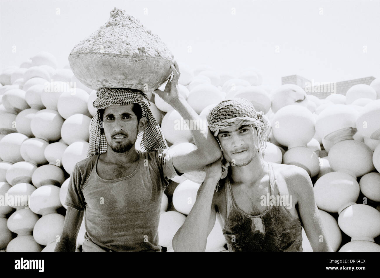 Arbeitnehmer in Jaipur in Rajasthan in Indien in Südasien. Wirtschaftliche Not Arbeit Arbeit Arbeit Handbuch hart Hart Mann Männer Menschen leben Lifestyle Reisen Stockfoto