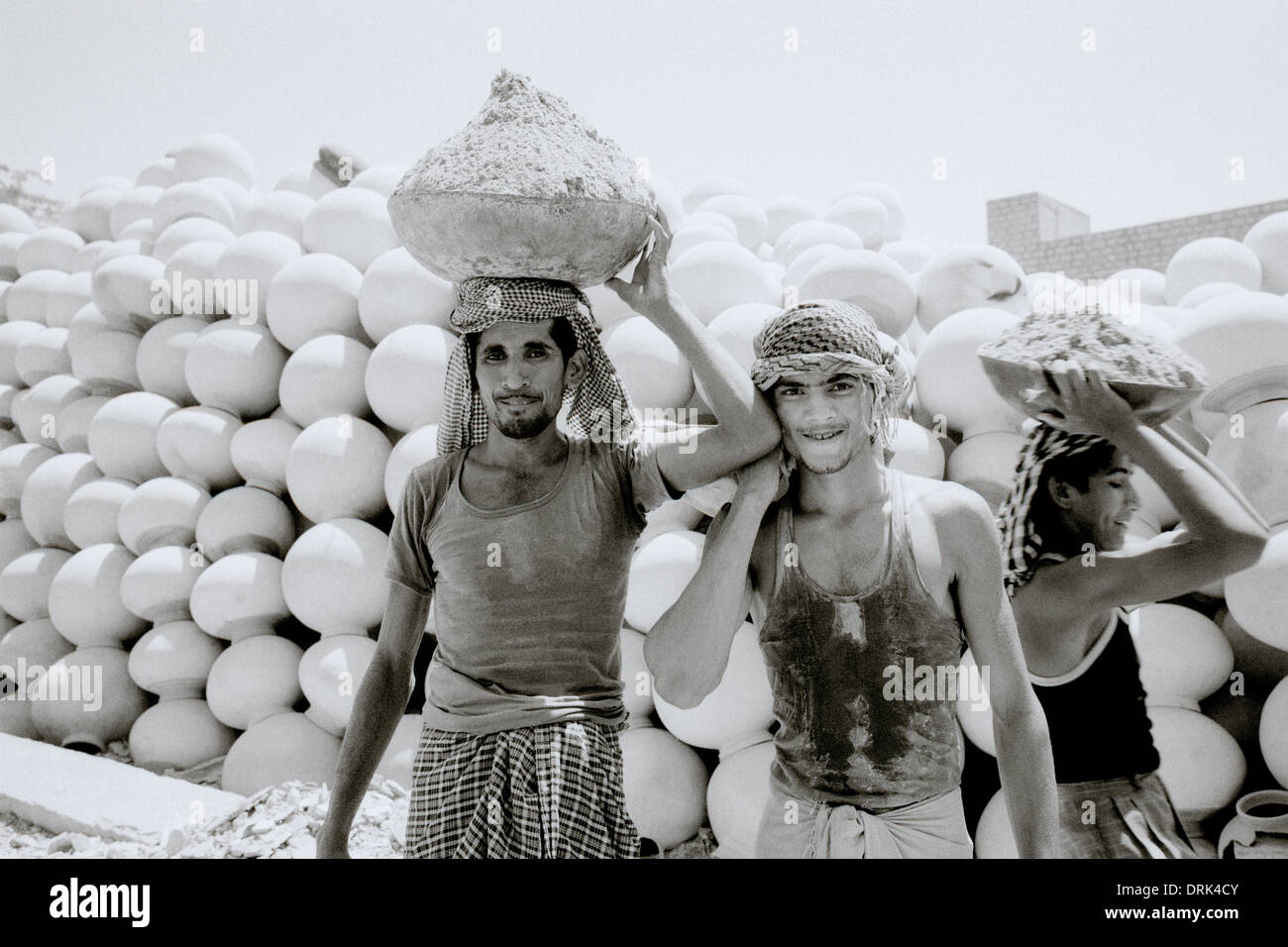 Arbeitnehmer in Jaipur in Rajasthan in Indien in Südasien. Wirtschaftliche Not Arbeit Arbeit Arbeit Handbuch hart Hart Mann Männer Menschen leben Lifestyle Reisen Stockfoto