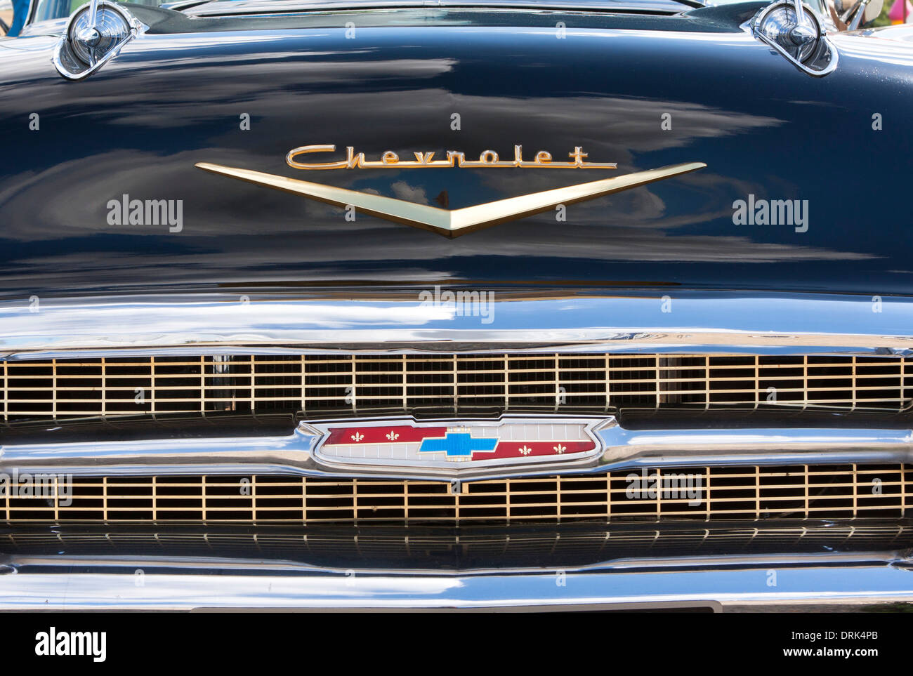 Grill, Detail und Abzeichen auf Motorhaube Chevrolet Oldtimer Stockfoto