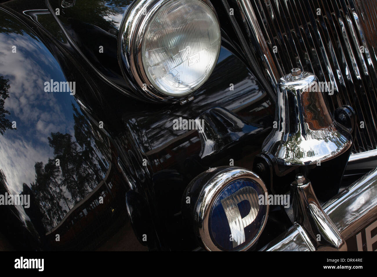 Lichter und Bell auf einem alten Rover Polizeiauto Stockfoto