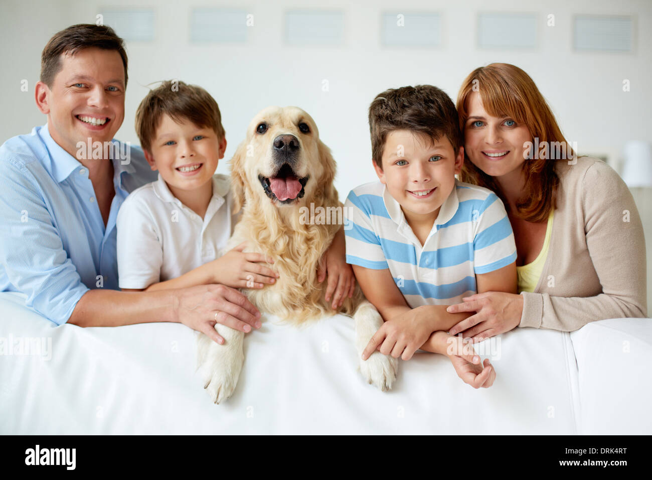 Porträt der glückliche Familie mit ihrem Haustier, Blick in die Kamera