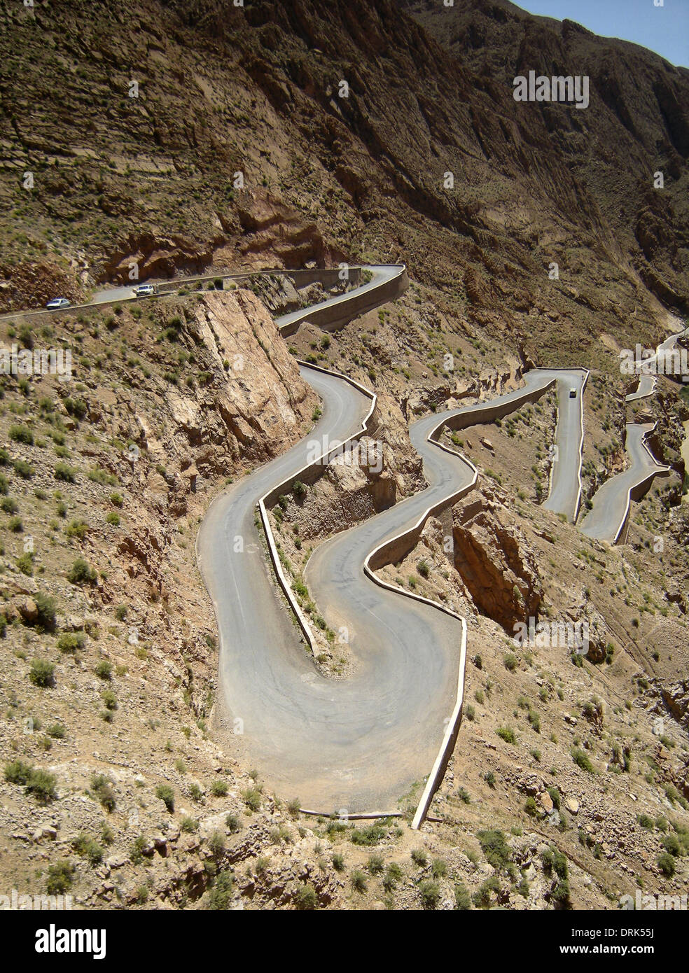 Haarnadelkurven auf einem Berg Passstrasse (Strecke N10) in der Dades Tal/Schlucht. Marokko, hoher Atlas Region, Nord-Afrika Stockfoto