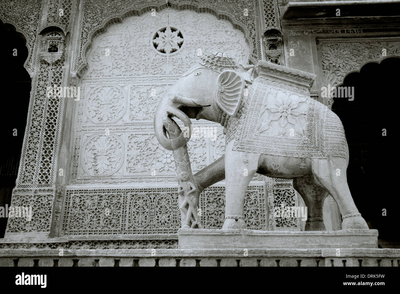 Elefanten-Statue außerhalb Nathmalji Ki Haveli in Jaisalmer in Rajasthan in Indien in Südasien. Geschichte Architektur Kunst Statue Skulptur Reisen Stockfoto