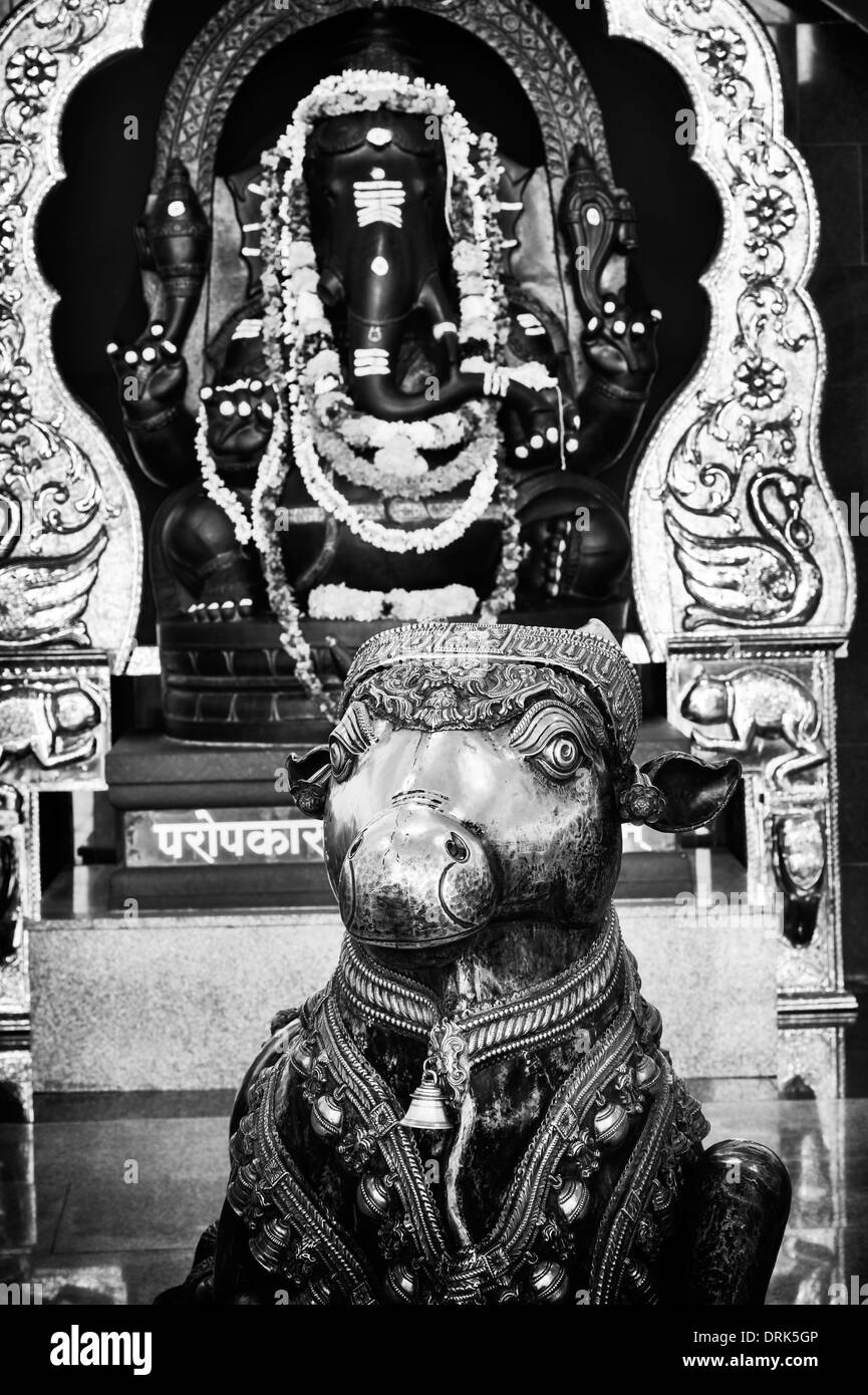 Stein-Ganesha und Nandi der Stier in der Gebetshalle bei Super-Spezialklinik. Puttaparthi, Andhra Pradesh, Indien. Stockfoto