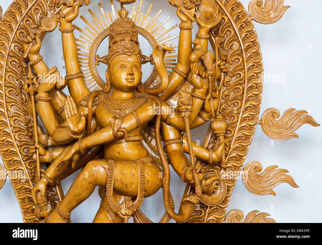 Sandelholz Dancing Lord Shiva Statue, Nataraja, Hindu-Gott vor weißem Hintergrund Stockfoto