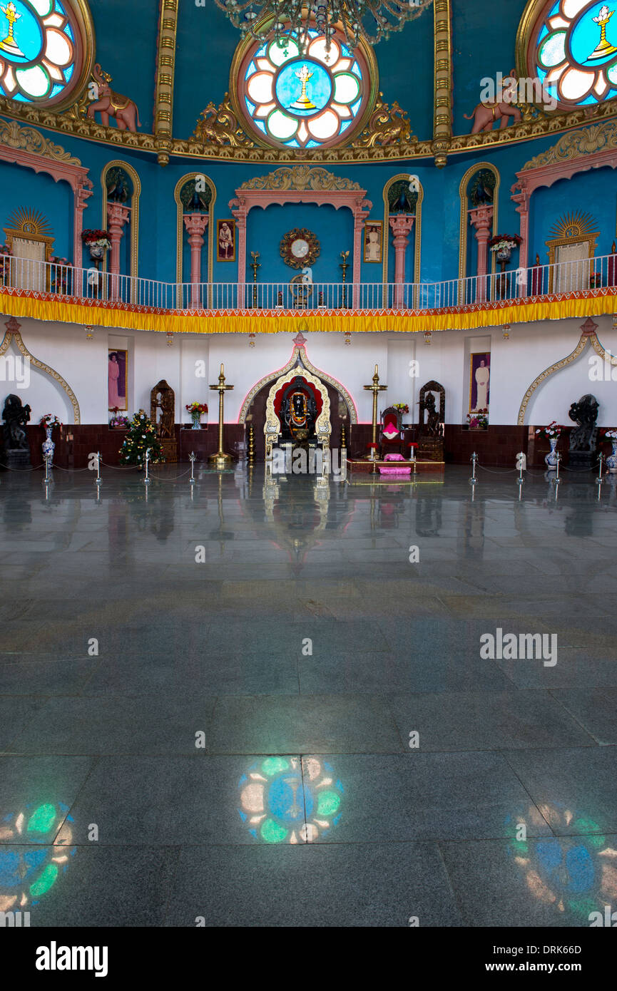 Windows im Marmorboden im Inneren der Gebetsraum im Super-Spezialklinik widerspiegelt. Puttaparthi, Andhra Pradesh, Indien Stockfoto