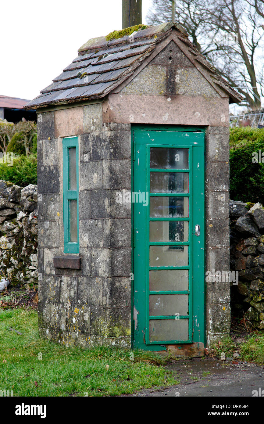 Eine einzigartige, Britische Telefonzelle aus lokalem Kalkstein, harmonisch in die Umgebung in Chelmorton, Peak District, Derbyshire, Großbritannien gebaut Stockfoto