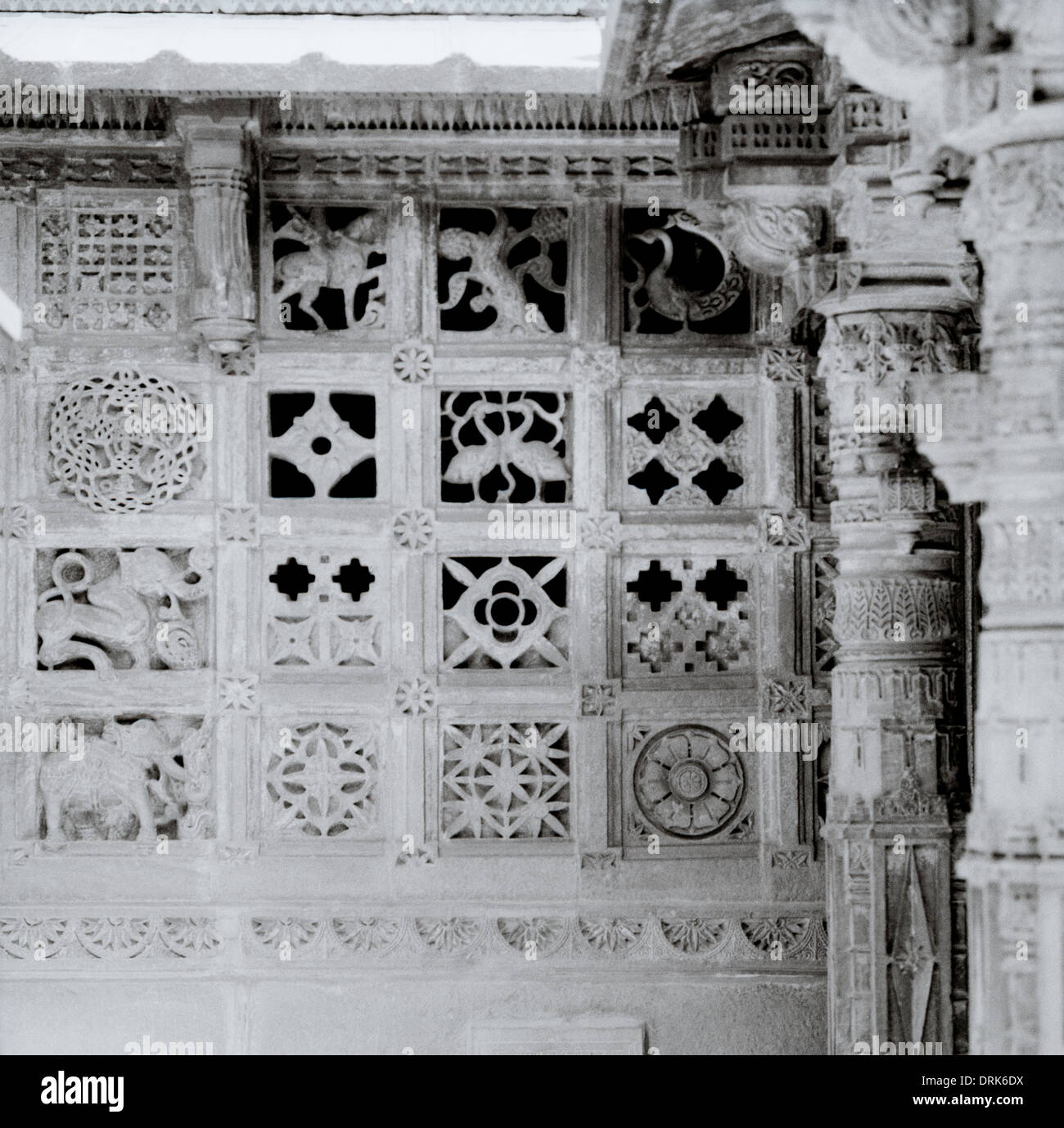 Religiöse Kunst in Jain-Tempeln in Jaisalmer in Indien Rajasthan in Südasien. Symbolik Religion Kultur Geschichte historische Reise Fernweh Stockfoto