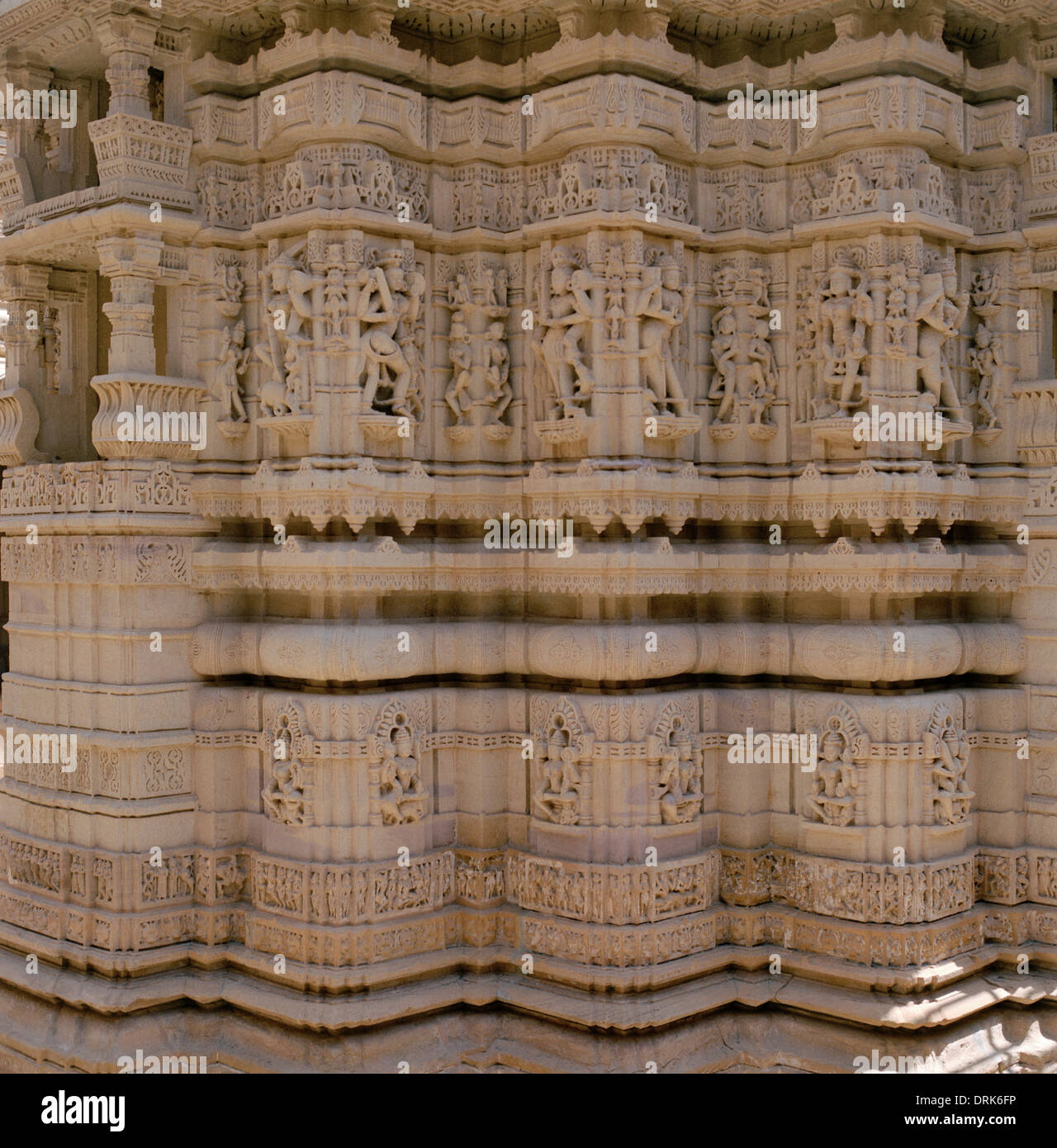 Religiöse Kunst an der Jain-Tempel in Jaisalmer in Indien Rajasthan in Südasien. Religion Sandstein spirituelles Tempel Reisen Eskapismus Fernweh Stockfoto