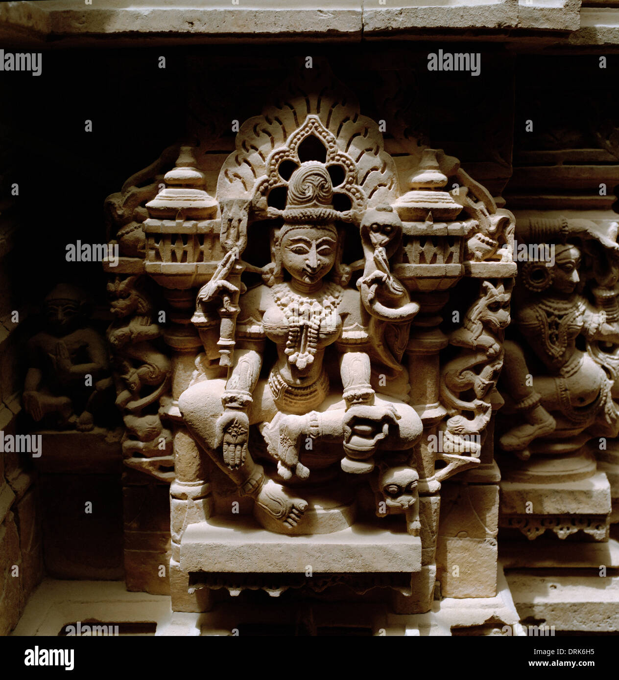 Jain-Tempel in Jaisalmer in Rajasthan in Indien in Südasien schnitzen. Religion religiöse Kunst Kultur Geschichte Spiritualität Reisen Wanderlust Stockfoto