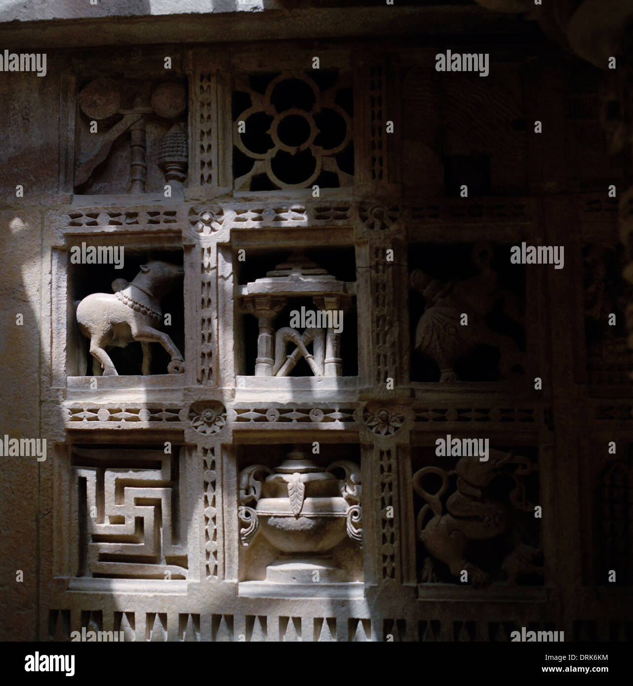Religiöse Kunst an der Jain-Tempel in Jaisalmer in Indien Rajasthan in Südasien. Religion Sandstein spirituelles Tempel Reisen Eskapismus Fernweh Stockfoto