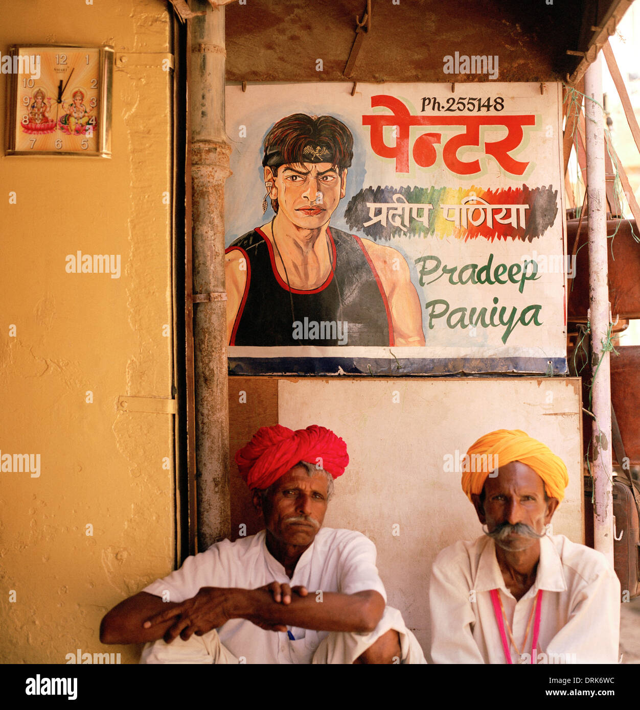 Leben auf der Straße in Jaisalmer in Rajasthan in Indien in Südasien. Leute Mann Männer Lifestyle Kultur Turban Reisen Eskapismus Fernweh Stockfoto