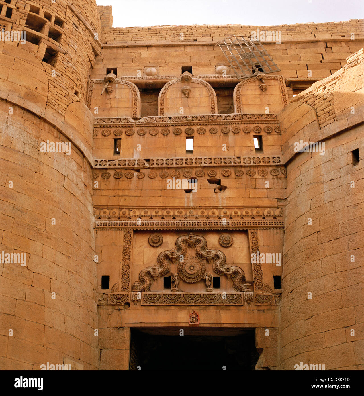 Das Tor zum Jaisalmer Fort in Jaisalmer in Rajasthan in Indien in Südasien. Architektur Geschichte antike Baudenkmal Reisen Wanderlust Stockfoto