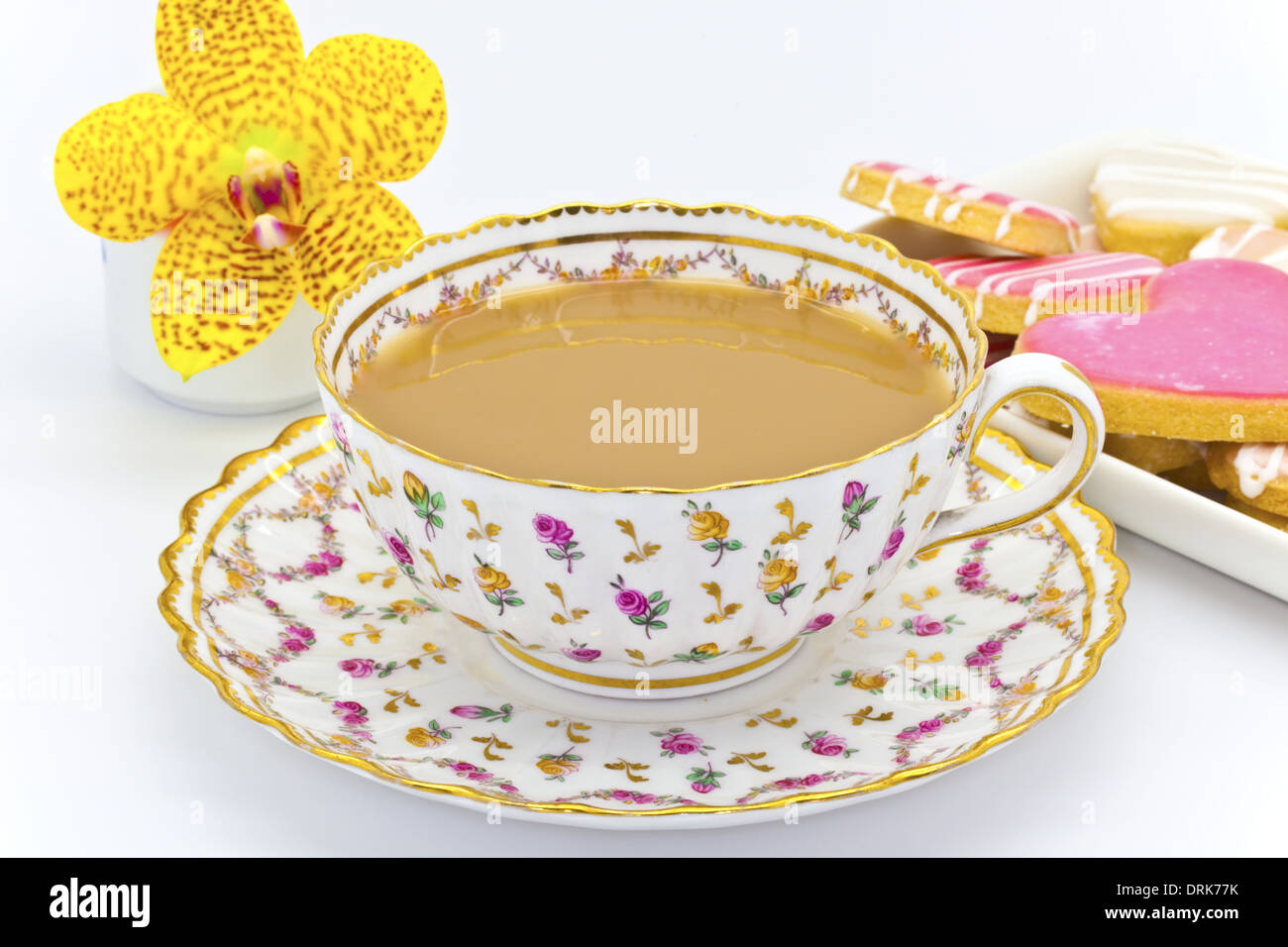 Antikes China Tee mit milchigen Tee und Herz schalenförmigen Cookies. Stockfoto