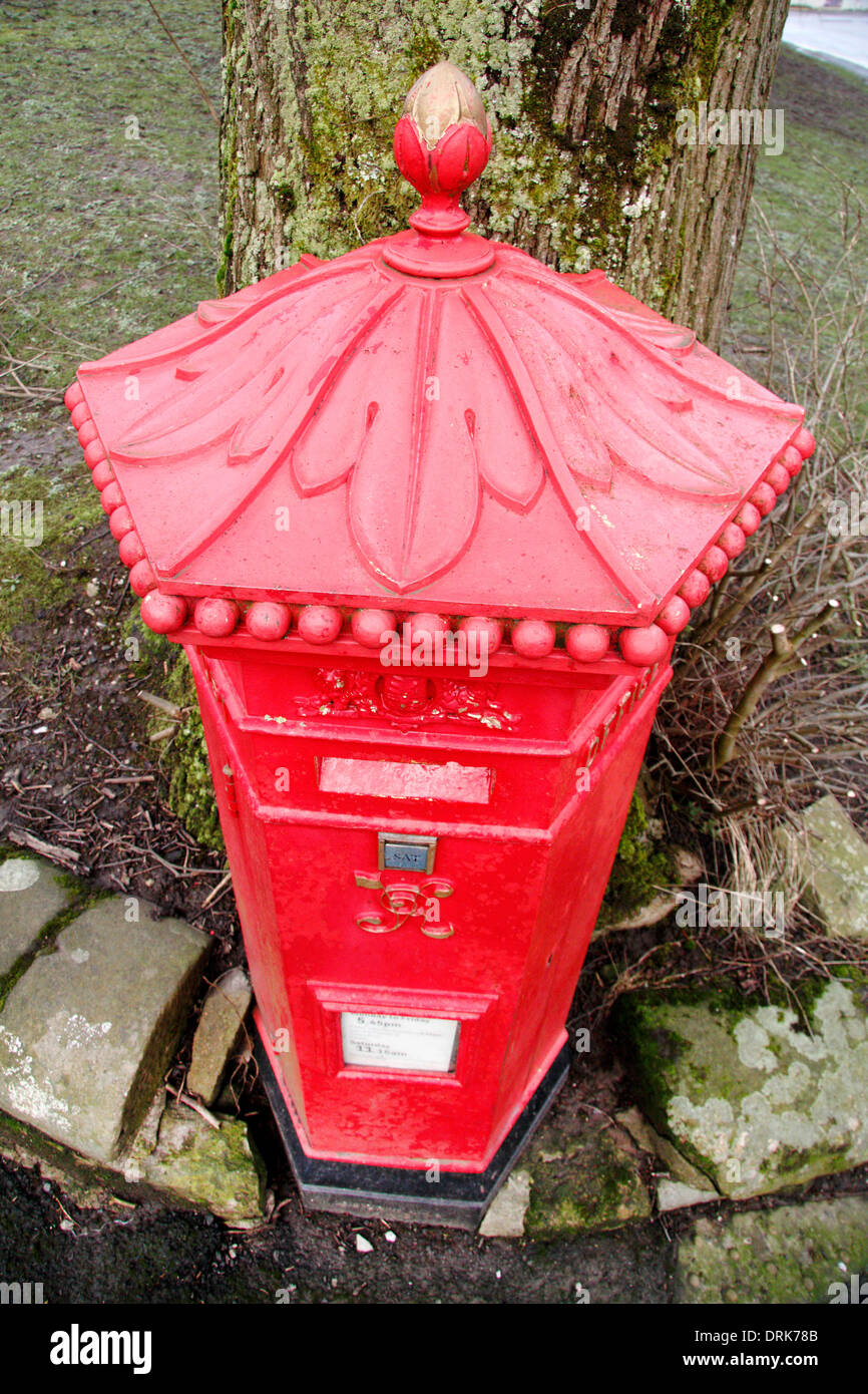Original viktorianischen, sechseckigen "Penfold" Briefkasten (in Betrieb), Buxton, Derbyshire, UK Stockfoto