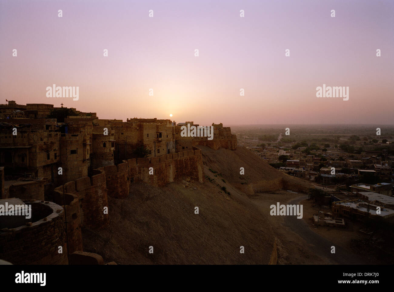 Sunrise-Sonnenaufgang Blick auf den Mauern der Festung von Jaisalmer in Rajasthan in Indien in Südasien. Geschichte historische Schönheit Reisen Eskapismus Fernweh Stockfoto