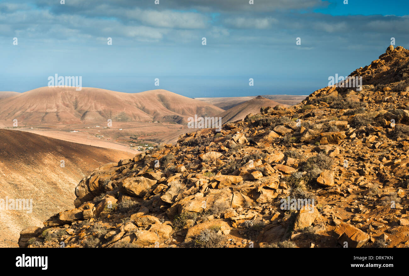 Berg, bestehend aus Syenit Rock auf der Degollada de Los Granadillos, Fuerteventura, mit Gabbro und Pyroxenite Berge hinter Stockfoto