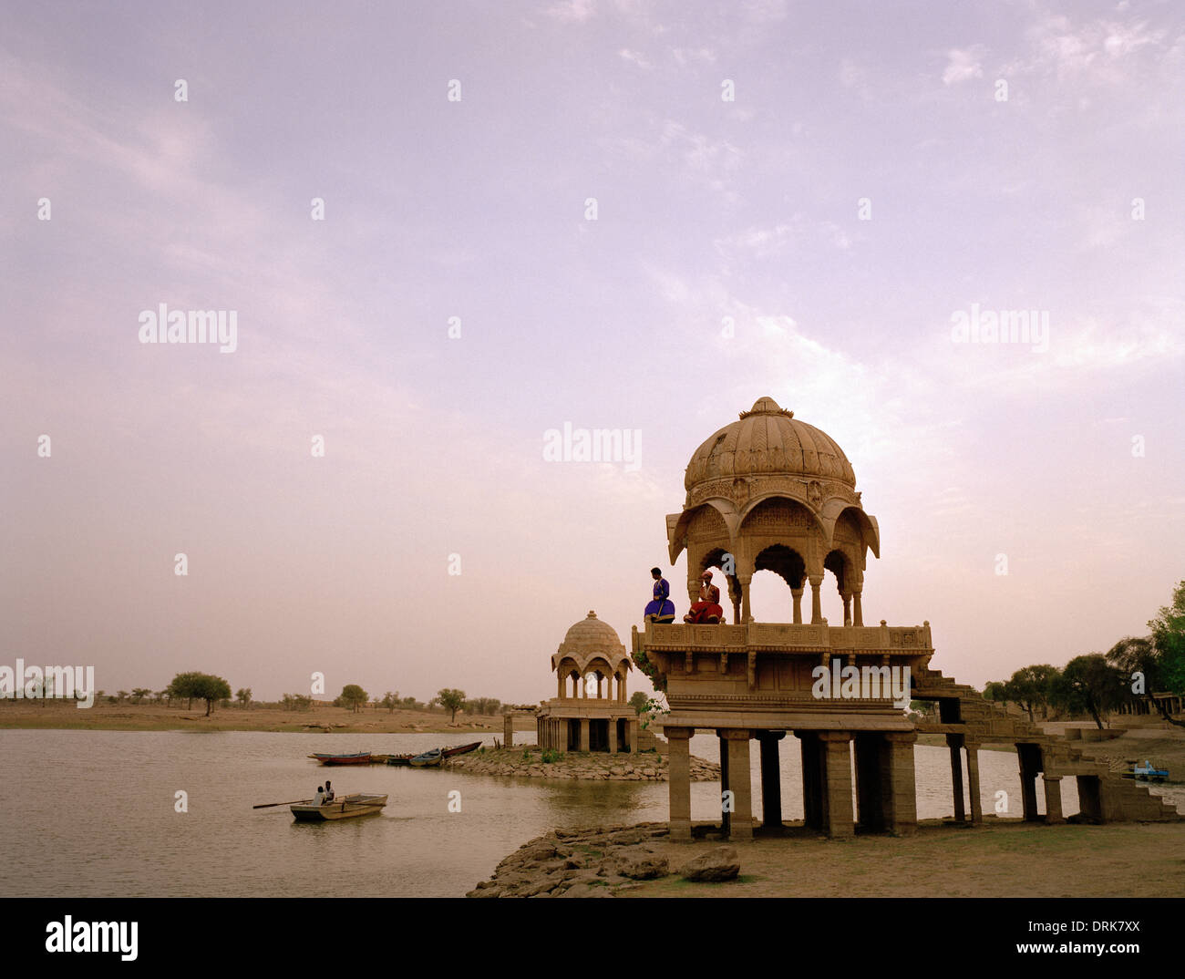 Gadisar See in Jaisalmer in Rajasthan in Indien in Südasien. Gelassenheit Landschaft Ruhe Frieden Himmel Schönheit Reisen Eskapismus Fernweh Stockfoto