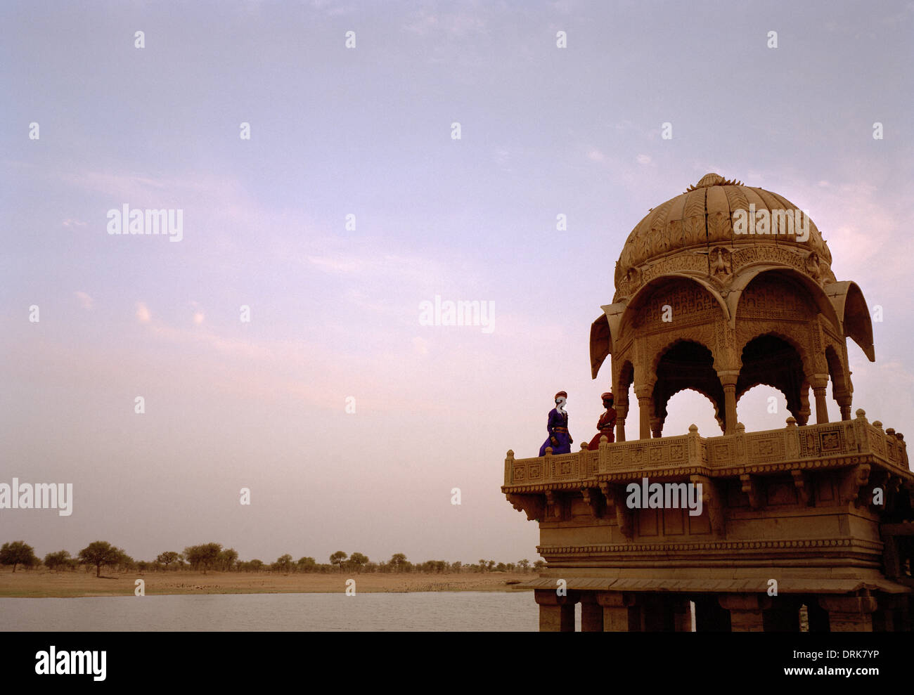 Gadisar See in Jaisalmer in Rajasthan in Indien in Südasien. Gelassenheit Landschaft Ruhe Frieden Himmel Schönheit Reisen Eskapismus Fernweh Stockfoto