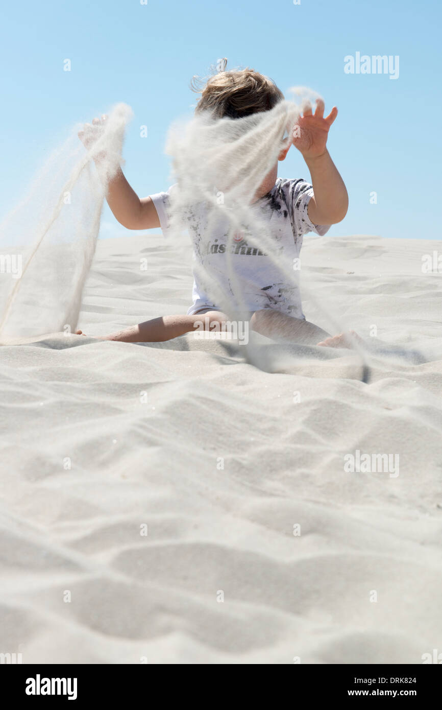 Deutschland, Amrum, Jungen spielen mit sand Stockfoto