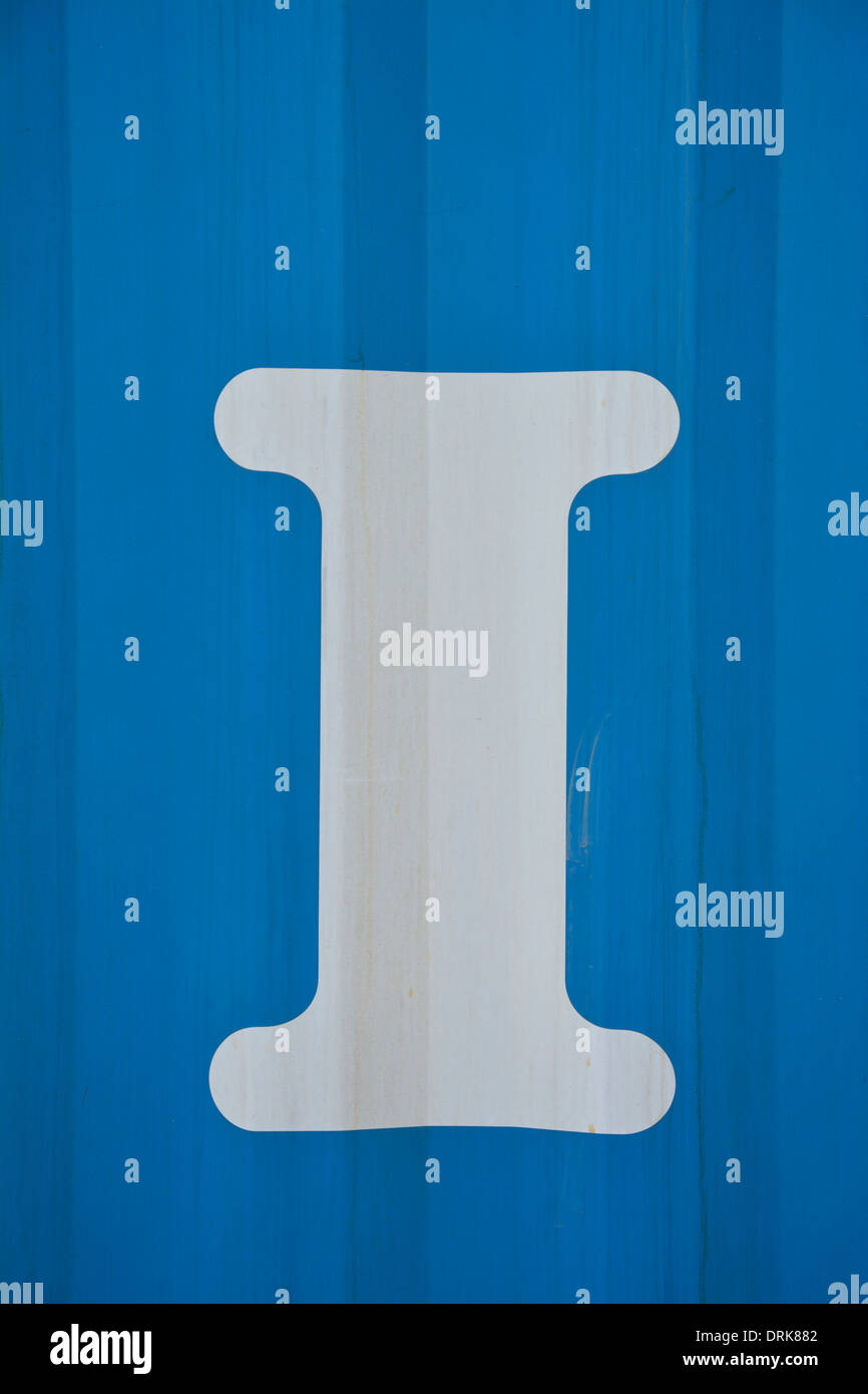 Weiße Buchstaben "I" auf blauem Hintergrund Stockfoto