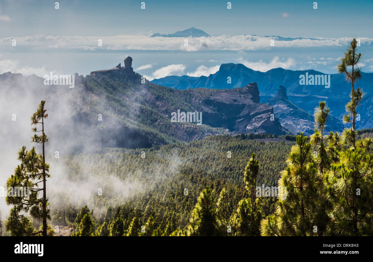Blick nach Westen vom Pico de Las Nieves, Gran Canaria, mit Roque Nublo, Roque Bentayga und Vulkan Teide, Teneriffa, in Ferne Stockfoto