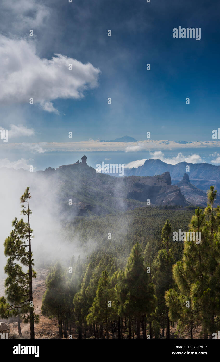 Blick nach Westen vom Pico de Las Nieves, Gran Canaria, mit Roque Nublo, Roque Bentayga und Vulkan Teide, Teneriffa, in Ferne Stockfoto