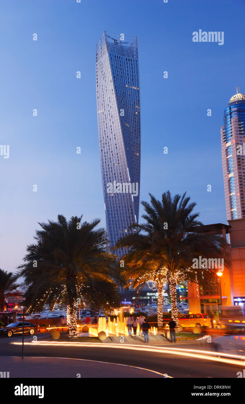 Dubai Marina. Die verdrehten Turm (Cayan). Stockfoto