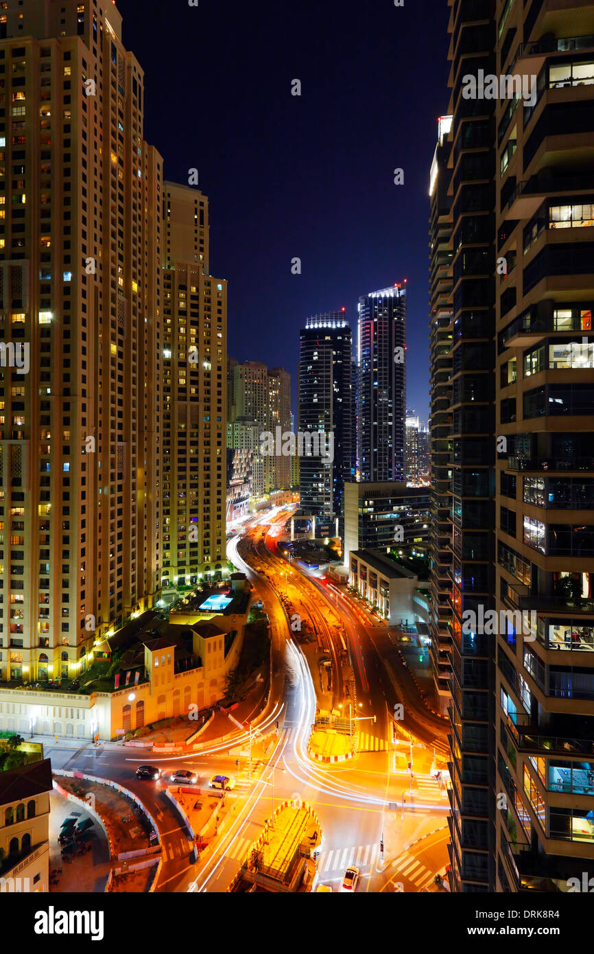 Gebäude und Straßen in Dubai Marina in der Nacht. King Salman Bin Abdulaziz Al Saud st. Stockfoto