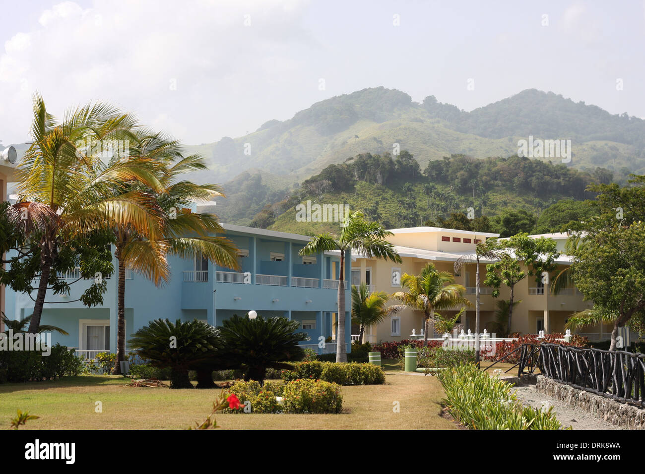 Atemberaubende Landschaft hinter der Ferienhäuser im Resort Riu Merengue in Puerto Plata, Dominikanische Republik Stockfoto