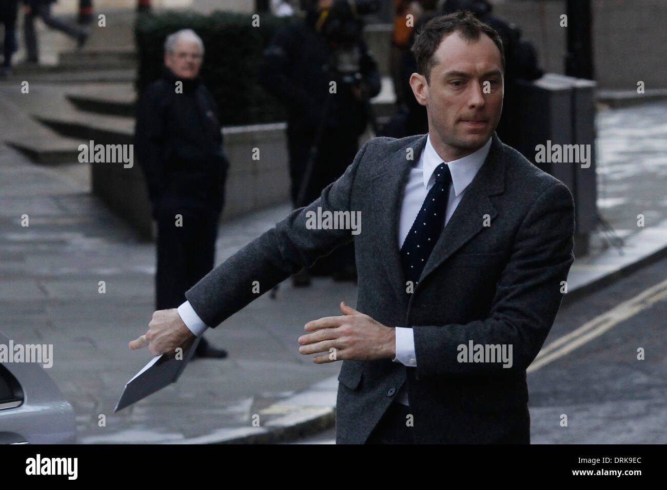 Britischer Schauspieler Jude Law kommt am Old Bailey Strafgerichtshof zur Beweisaufnahme in der "News of the World" Hacker-Studie, in Lo Stockfoto