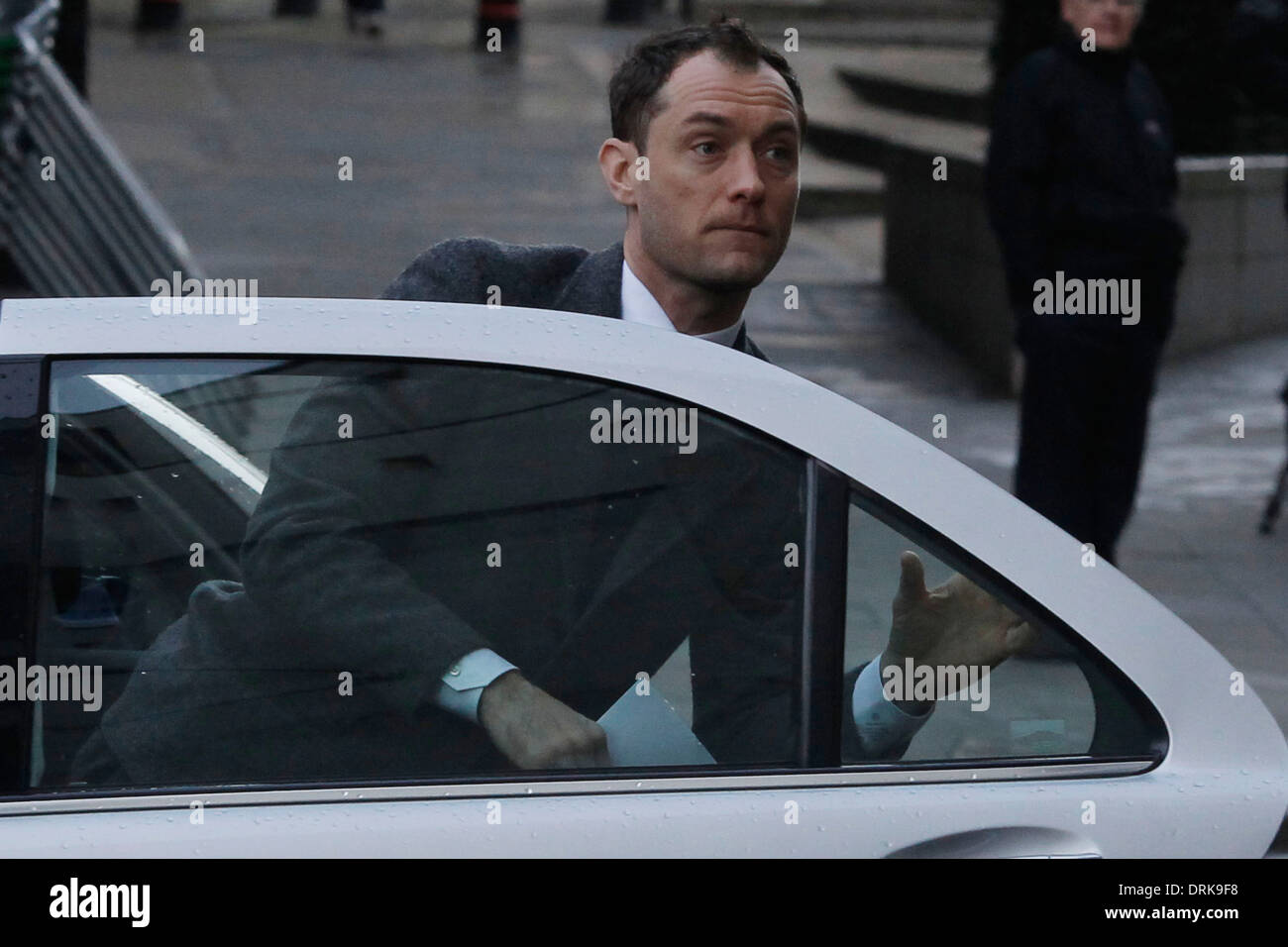Britischer Schauspieler Jude Law kommt am Old Bailey Strafgerichtshof zur Beweisaufnahme in der "News of the World" Hacker-Studie, in Lo Stockfoto