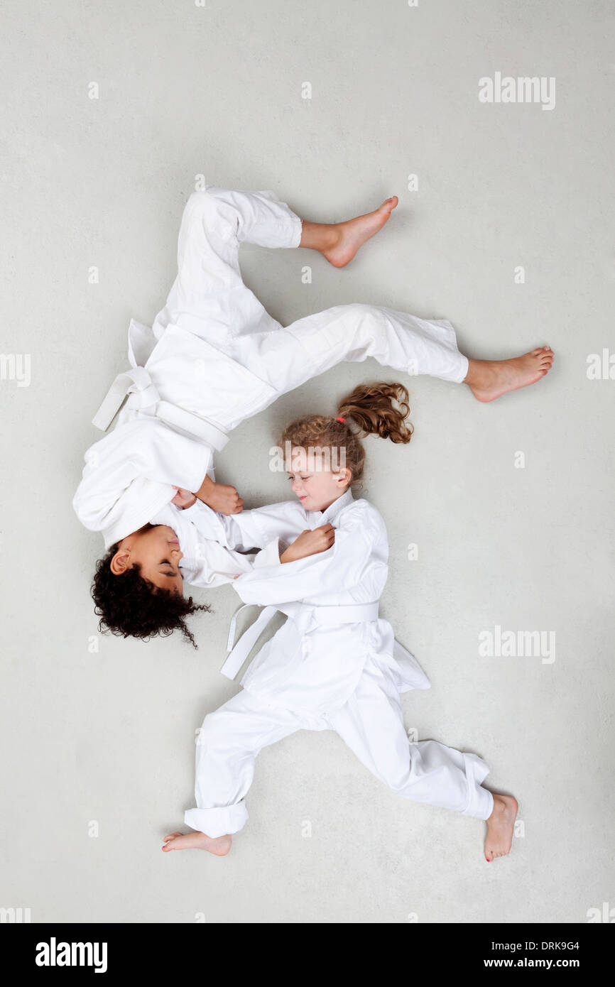 Jungen und Mädchen üben judo Stockfoto