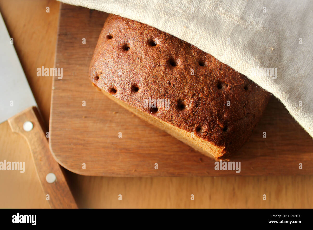 Frisch gebackene traditionelle Brot auf Holztisch Stockfoto