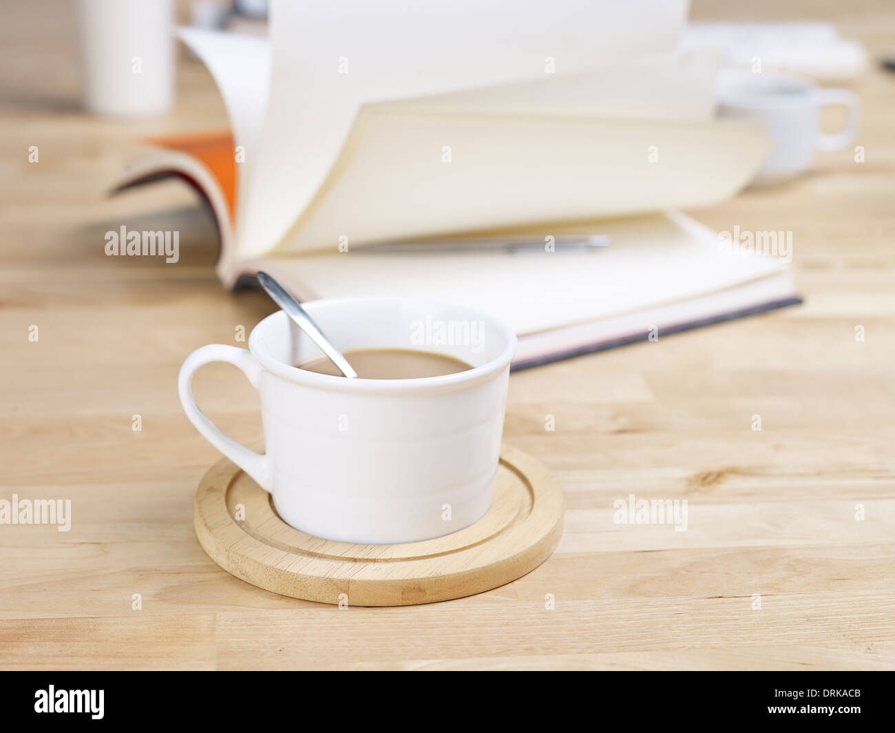 Tasse Kaffee am Tisch Stockfoto