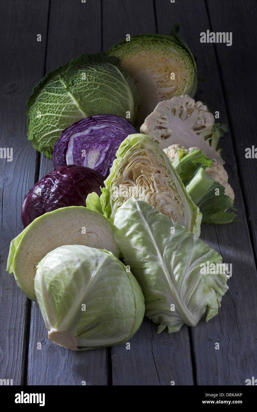 Halbierte Kohl Sorten auf grauem Holztisch Stockfoto