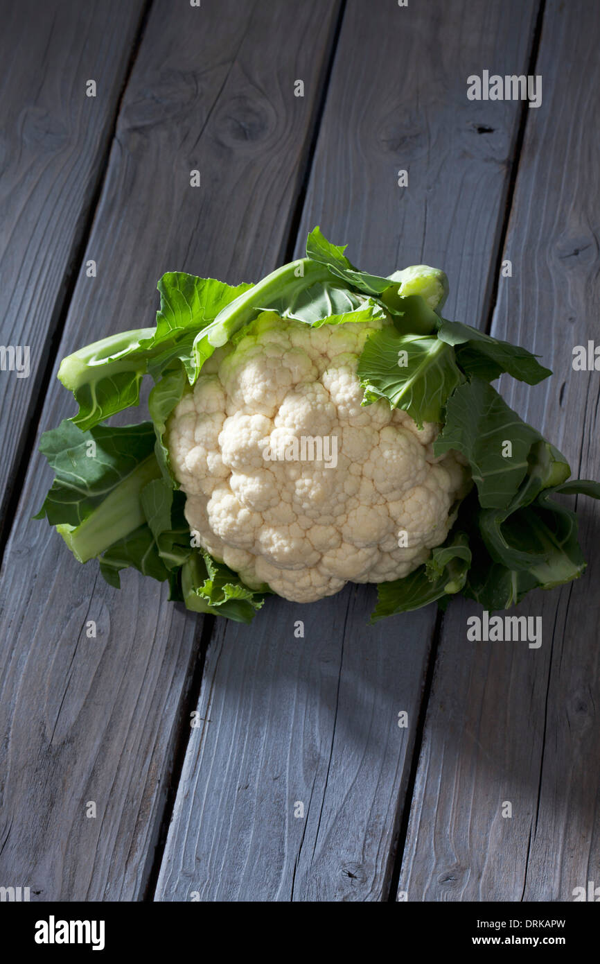 Blumenkohl (Brassica Oleracea var. Botrytis L.) auf grauem Holztisch Stockfoto